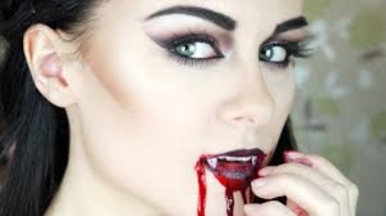 My queen  Vampire makeup halloween, Vampire makeup, Halloween makeup looks