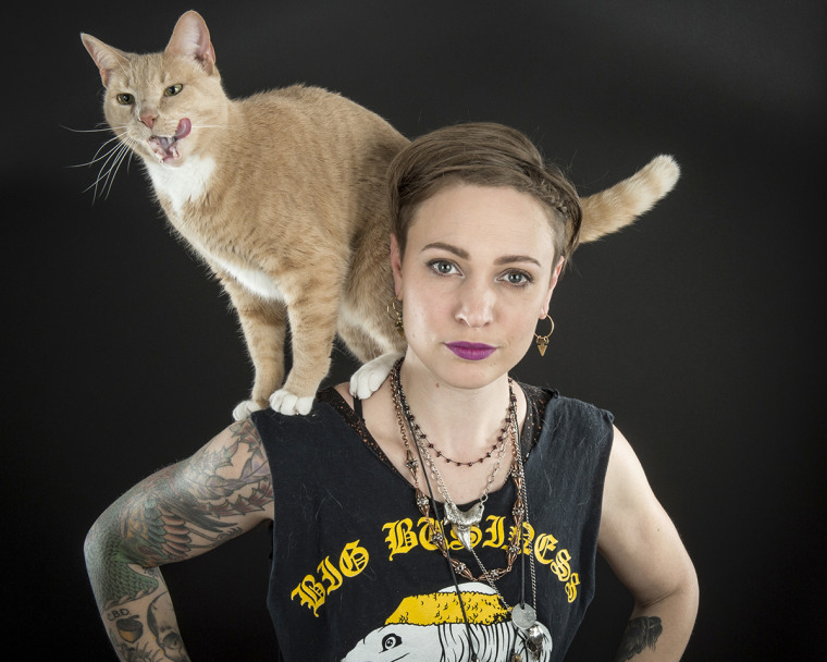 Carli Davidson takes photos of rescue cats in hilarious poses in new book "Shake Cats"