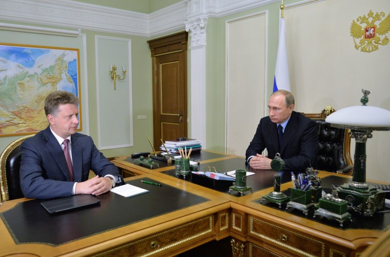 Image: Vladimir Putin meets with Metrojet crash commission chairman Maxim Sokolov