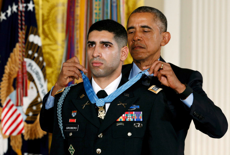 Image: U.S. President Obama awards retired Army Captain Groberg the Medal of Honor during White House ceremony in Washington