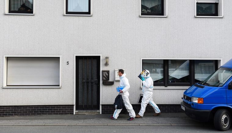 Image: Investigators arrive at a residential building in Wallenfels, Germany