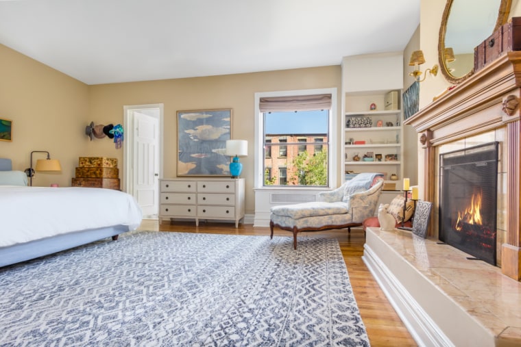 Amy Schumer lists her Upper West Side apartment.