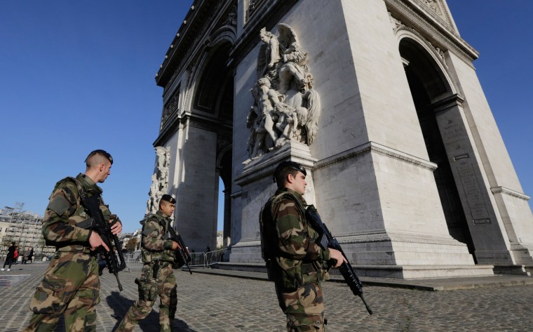 Image: French soldiers patrol at the Arch of Triumph