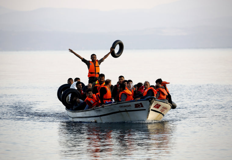 Image: Syrian refugees arrive on the Greek island of Lesbos