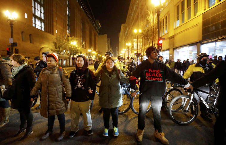 Image: Demonstrators protest video of shooting of Laquan McDonald in Chicago