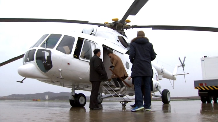 Image: Tourists board helicopter