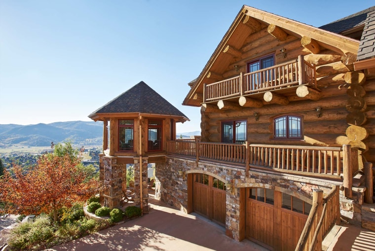 Colorado ski lodge home hits the market.