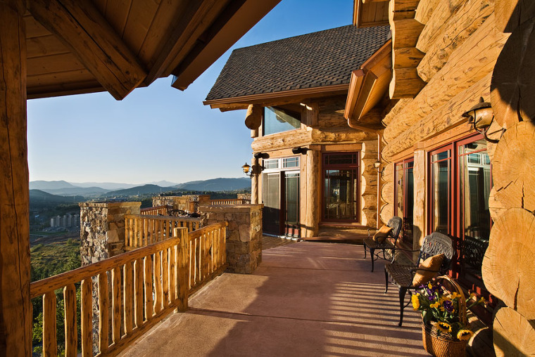 Colorado ski lodge home hits the market.