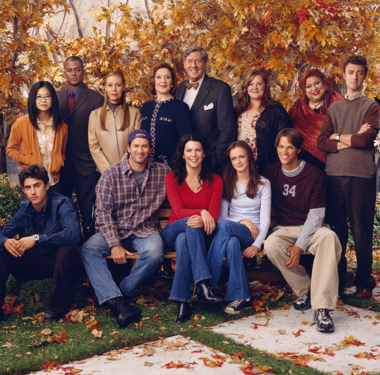 GILMORE GIRLS, (L to R-back row):  Keiko Angena, Yanic Truesdale, Liza Weil, Kelly Bishop, Edward He