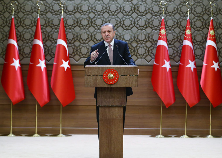 Image: Turkish President Erdogan meets with local leaders