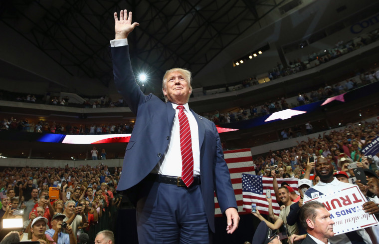 Image: Trump waves to the audience gathered for a campaign rally