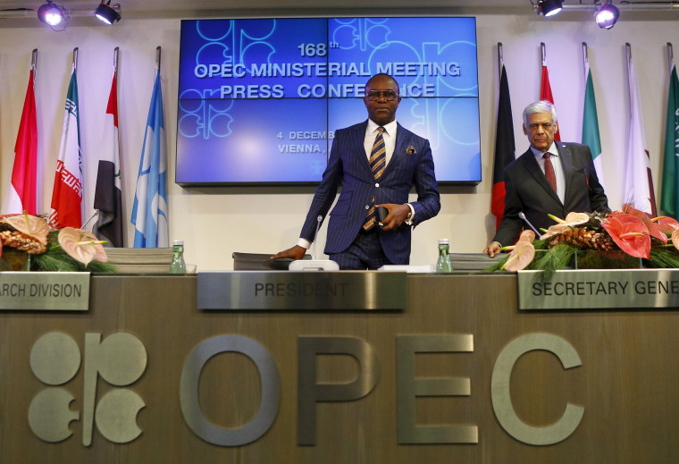 Image: Nigeria's Oil Minister and OPEC president Kachikwu and OPEC secretary general al-Badri arrive for a news conference after a meeting of OPEC oil ministers in Vienna