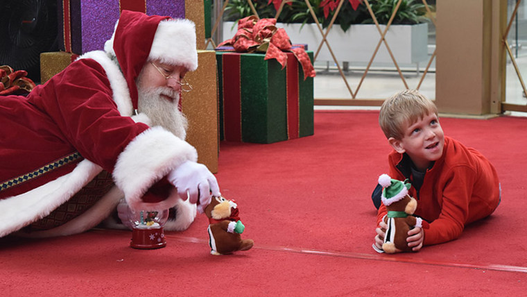 Mall Santa goes the extra mile for boy with autism