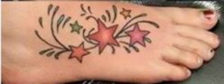 Akens has a tattoo on her right foot of stars.