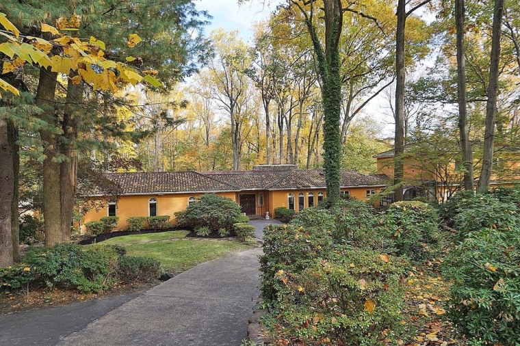 Muhammad Ali's New Jersey home is listed.