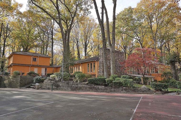Muhammad Ali's New Jersey home is listed.