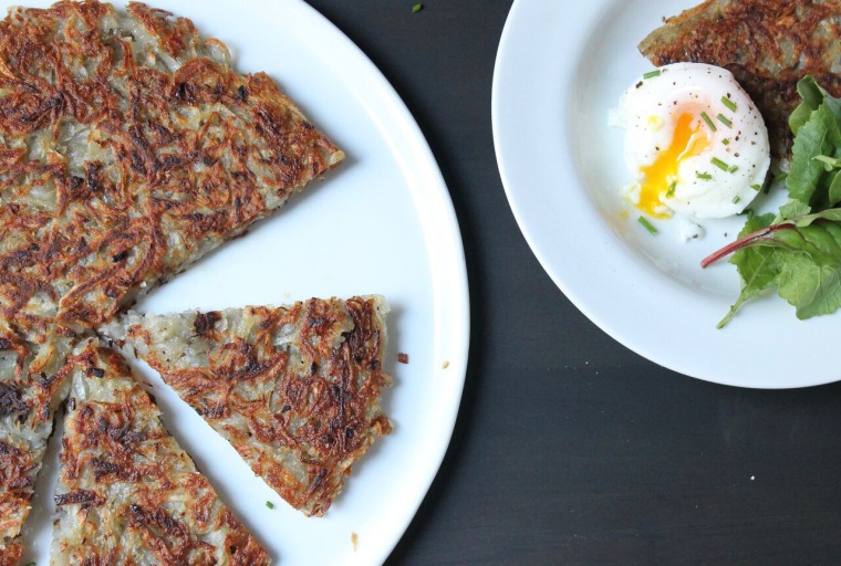 Crispy Rösti Potatoes with Oven-Poached Eggs: Plate the potato cake wedges topped with the poached eggs and sprinkle with chives