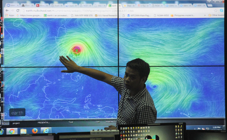 Image: Meteorologists plot direction of Typhoon Melor