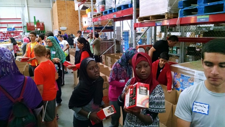 Muslim and Jewish volunteers at Muslim Volunteer Day and Mitzvah Day in Metro Detroit.