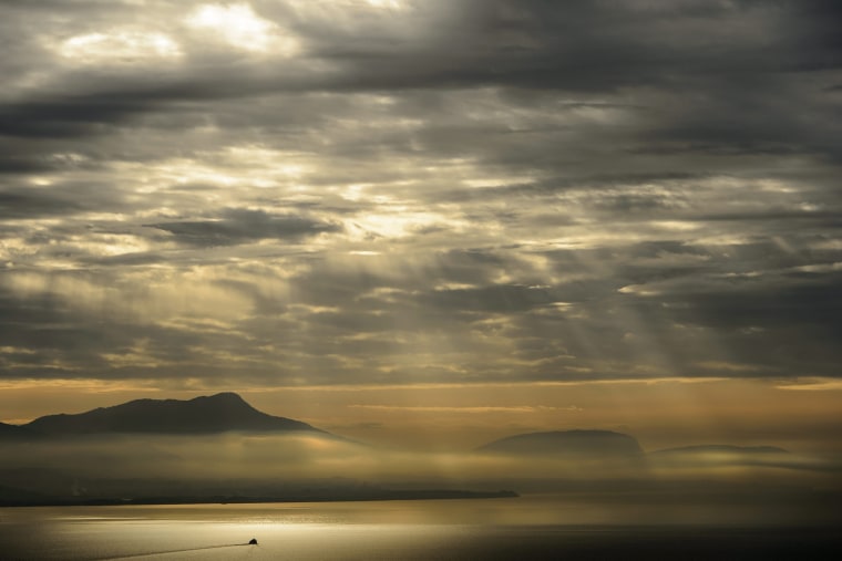Image: A boat cruises on the lake Geneva