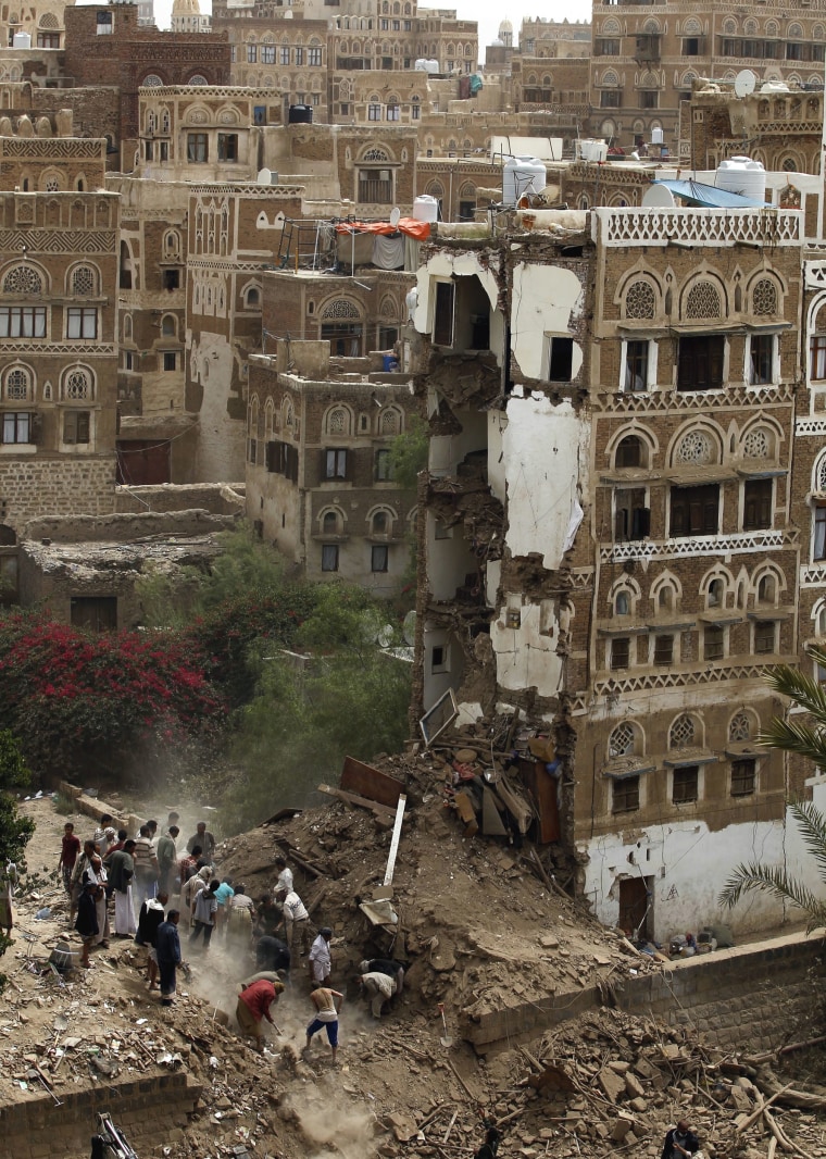 Image: Air raid kills seven, destroys historic houses in Sanaa