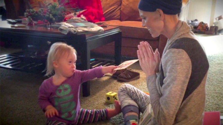 Joey Feek plays with her daughter