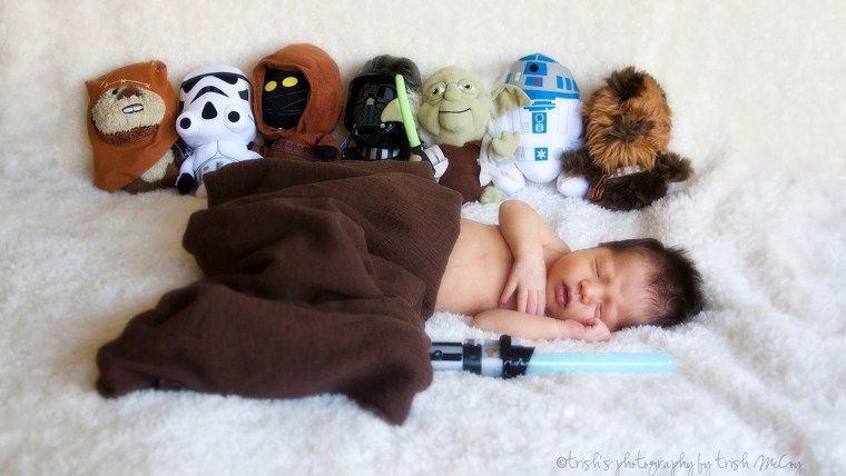 Baby Ezra stars in a "Star Wars"-themed newborn photo shoot taken by his aunt.