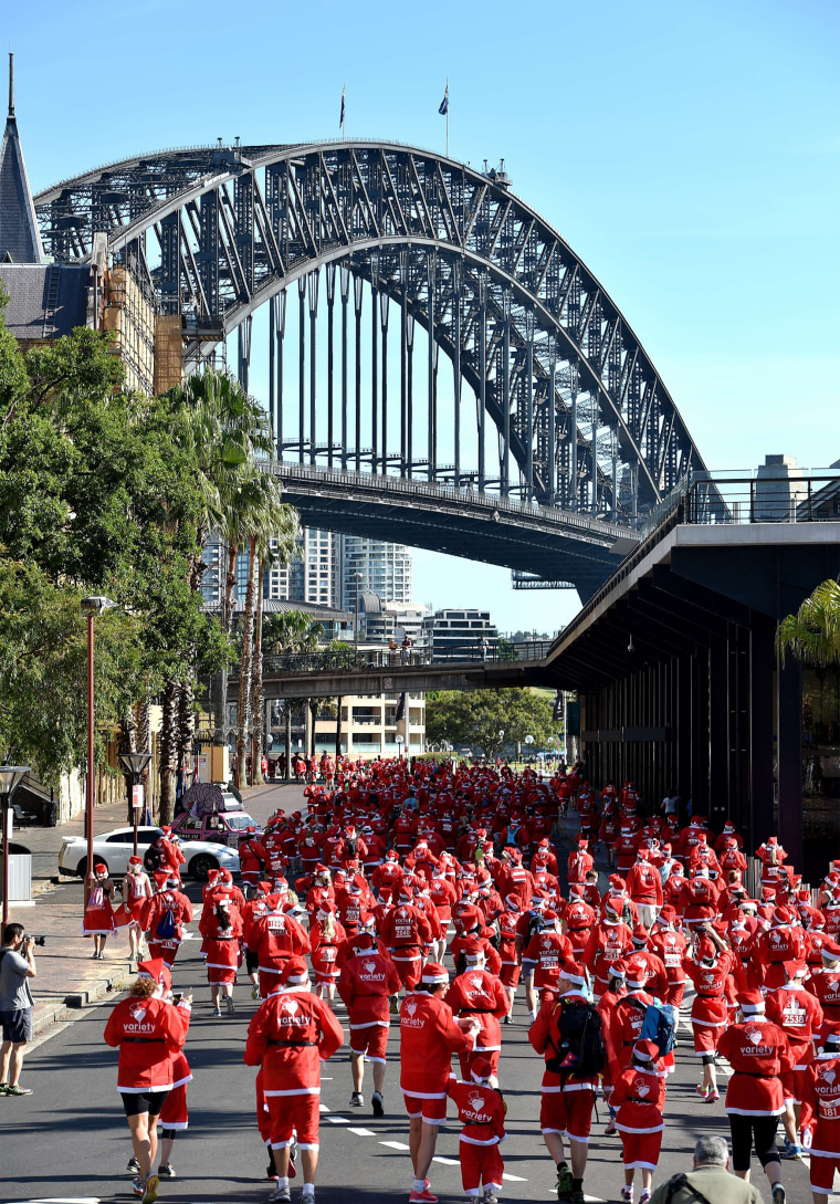 Image: AUSTRALIA-CHRISTMAS-SANTA-RACE