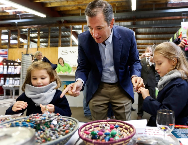 Image: Sen. Ted Cruz shops for jewelry with his daughters