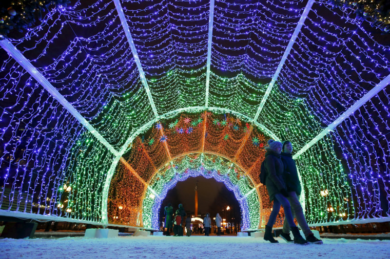 Image: Couple walks through decorations for upcoming Christmas and New Year celebrations in central Moscow