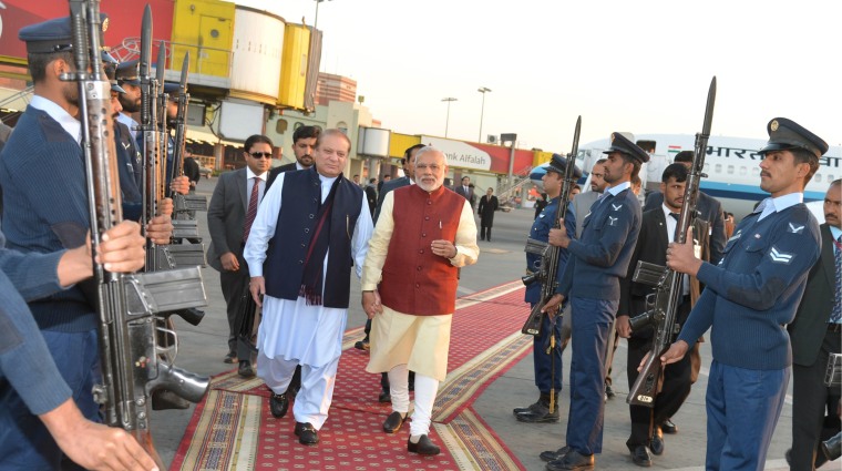 Image: Pakistani Prime Minister Nawaz Sharif walks with his Indian counterpart Narendra Modi after Modi's arrival in Lahore