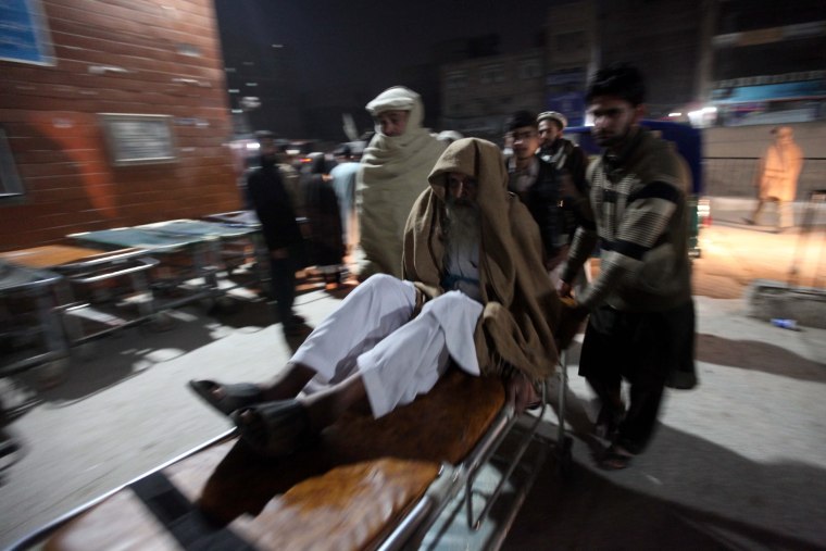 Image: Earthquake victims brought to hospital in Peshawar