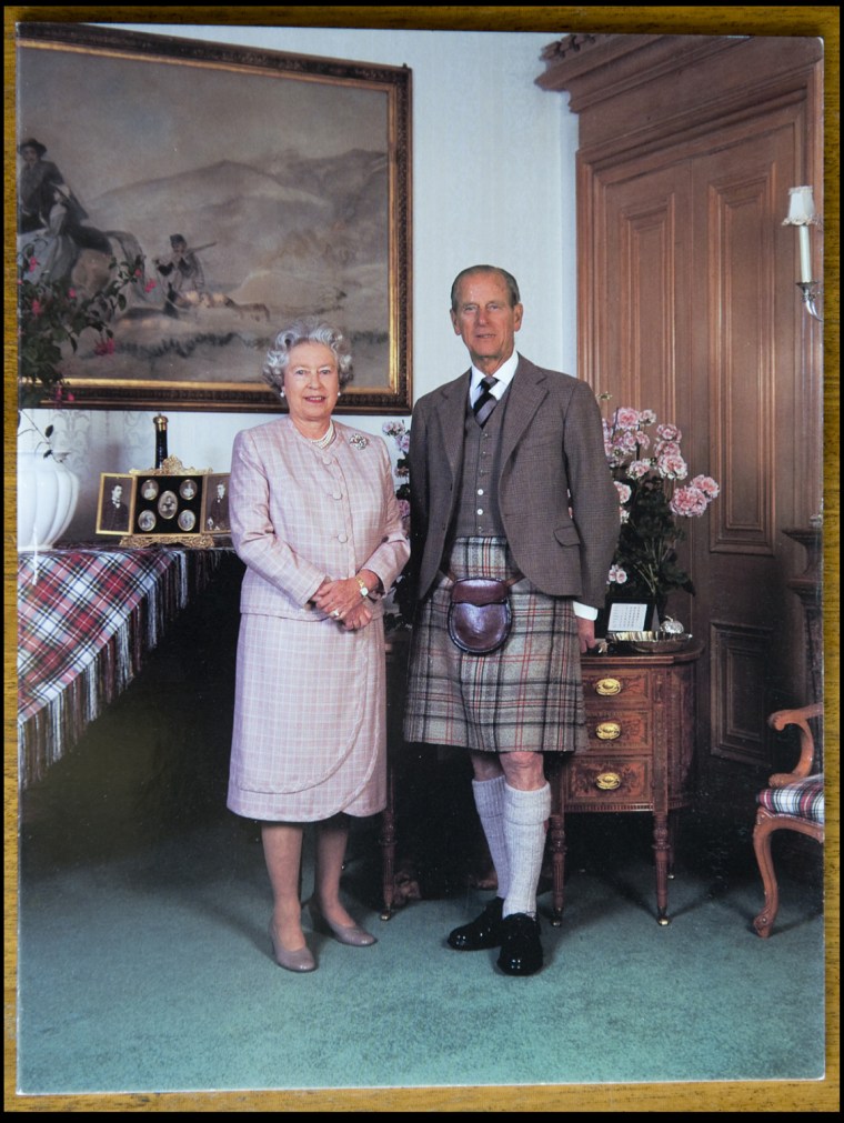 BNPS.co.uk (01202 558833)
Pic: Phil Yeomans/BNPS
Xmas card sent by the Queen and Prince Philip in 1995.
A Royal Xmas cards sent to a member of staff and hand signed by the Queen and Prince Philip is being auctioned by Dukes of Dorchester.