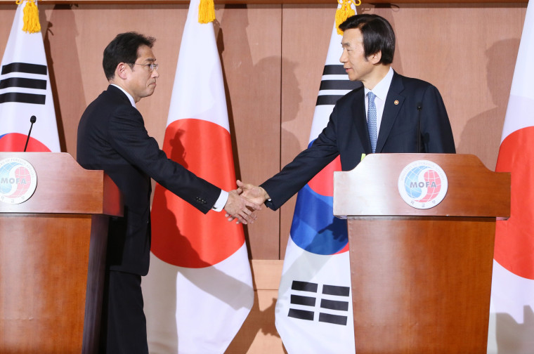 Image:Japanese Foreign Minister Fumio Kishida (L), and South Koren counterpart Yun Byung-Se