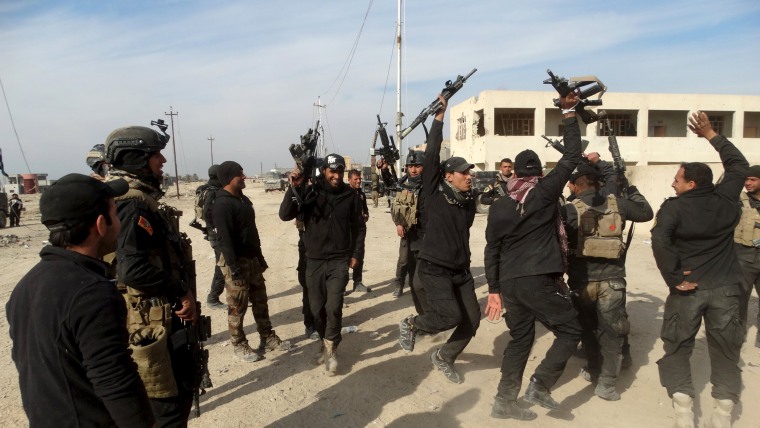 Image: Iraqi security forces chant slogans in the city of Ramadi