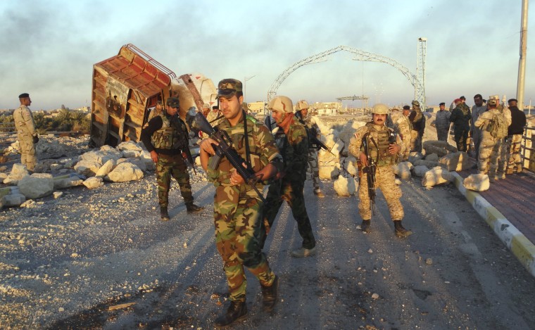 Image: Iraqi security forces gather to advance towards the centre of Ramadi city