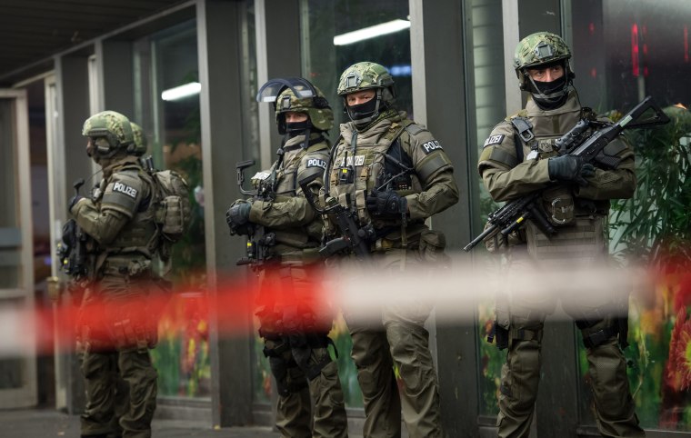 Image: Armed German police on duty at the main railway station in central Munich