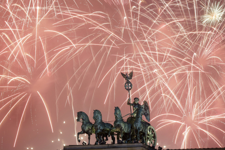 Image: Fireworks light the sky above the Brandenburg Gate