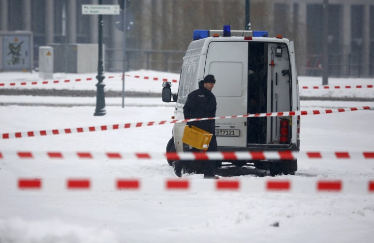 Image: Police remove suspicious postal crate in Berlin