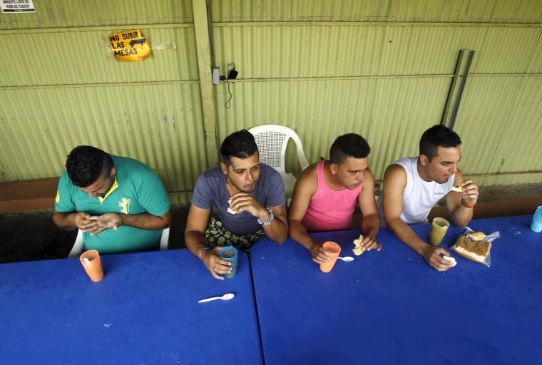 Image: Cuban migrants have breakfast at a shelter in Liberia