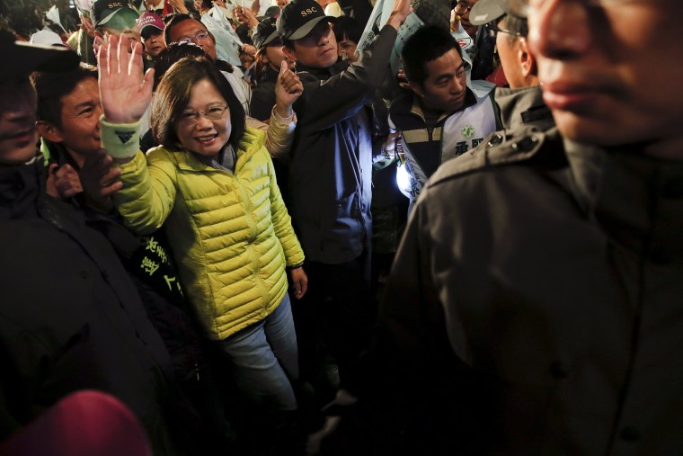 Image: Taiwan's Democratic Progressive Party (DPP) Chairperson and presidential candidate Tsai Ing-wen waves to supporters as she arrives at a campaign rally in Wuchi district, Taichung city in central Taiwan