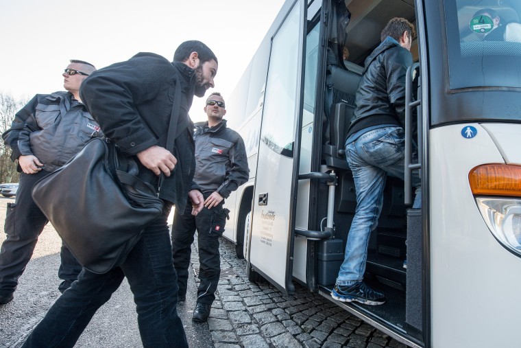 Image: Refugees board a bus near Regenstauf, German