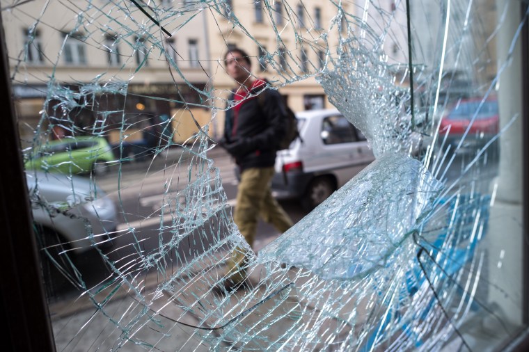 Image: Leipzig's anti-immigration rally was mostly peaceful, but violence led to smashed shop windows in the Connewitz district.