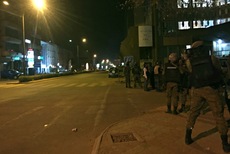 Image: Burkinabe and French soldiers stand near the Splendid Hotel in Ouagadougou