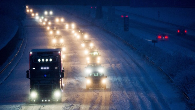 Image: GERMANY-WEATHER-SNOW-TRAFFIC