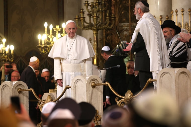 Image: The pope is welcomed to the synagogue