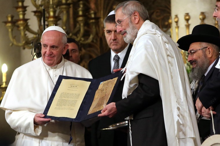 Image: Pope Francis exchanges gifts with with leaders and members of the local Jewish community