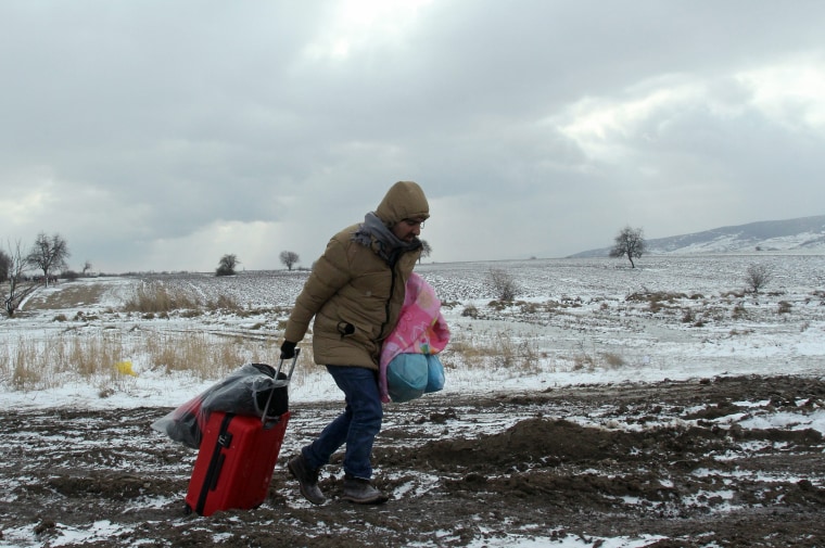 Image: Migrants arrive to Serbia in cold weather
