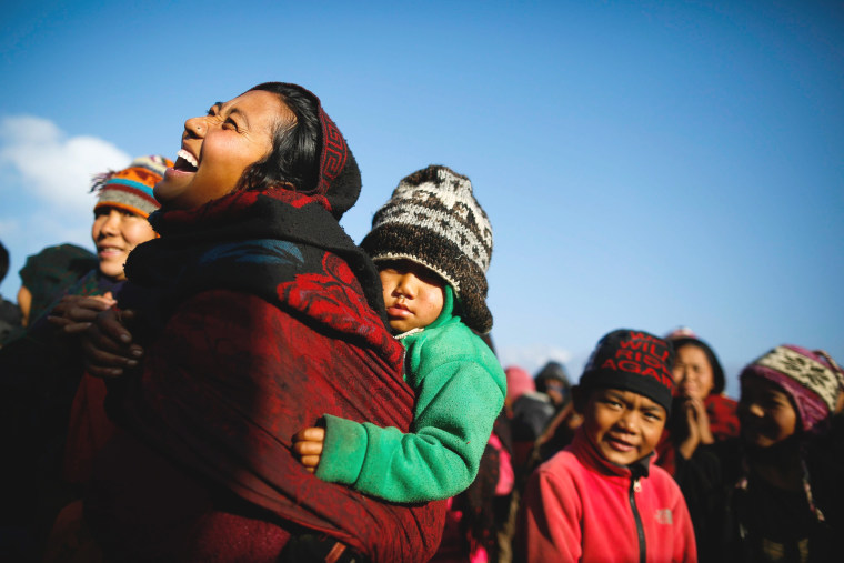 Image: People affected by earthquake in Lapark receive winter aid