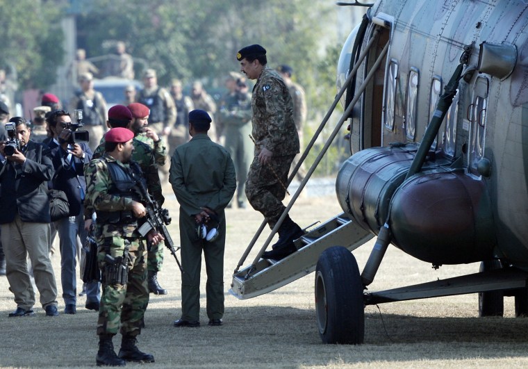 Image: Pakistan's army chief Raheef Sharif (R) arrives at Bacha Khan University